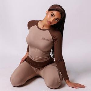 Ensemble de yoga pour femmes, logo personnalisé, t-shirt à manches longues en coton ajusté à col raglan avec pantalon évasé à revers, ensembles de détente 2 pièces pour femmes - Product Image 1