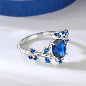 Bague de fiançailles Jeulia plaquée or rose avec feuille ovale et grappe de saphirs - Product Image 6