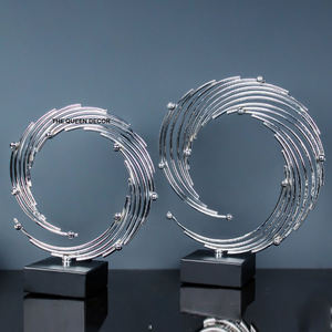 Escultura de Aluminio con Forma Única, Chapada en Oro, Decoración Moderna para el Hogar, Restaurantes y Cafeterías - Product Image 3