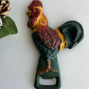 Abrebotellas de hierro fundido de primera calidad con acabado rústico perfecto para bares al aire libre restaurantes cocinas y casas de campo - Product Image 1