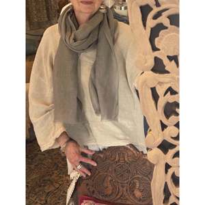 Pañuelo de Lino Gris Niebla con Bordado Floral, Pañuelo Largo Étnico Transpirable de Rayón y Bambú para Invierno y Otoño, con Logotipo Personalizable - Product Image 1