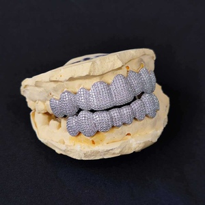 Designer élégant glacé personnalisé mens grillz fabriqués en or blanc 14kt avec des diamants moissanite vvs clarté améliorée - Product Image 2