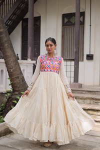 Designer Brodé Lehenga Choli pour les Femmes Casual Wedding Wear Long Tops Collection pour Navratri Gown Ready Wear pour les Filles - Product Image 2