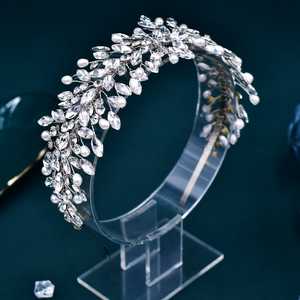 Diadema Bridella BHP608-S con Perlas y Diamantes de Imitación Plateados - Elegante Accesorio para Novias, Ajuste Cómodo y Seguro para Bodas y Eventos Formales - Product Image 1