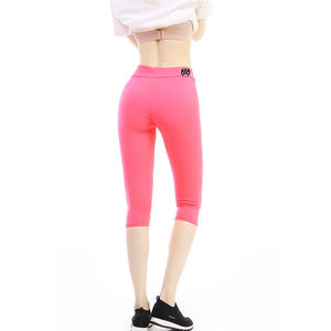 Leggings Capri de fitness personnalisés de haute qualité pour femmes motif solide vêtements de sport d'entraînement taille moyenne pour le sport et le yoga - Product Image 6