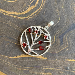 Pendentif en grenat fait main en or de créateur, plaqué rhodium, avec breloque religieuse et diamant central, idéal pour les célébrations d'anniversaire - Product Image 1