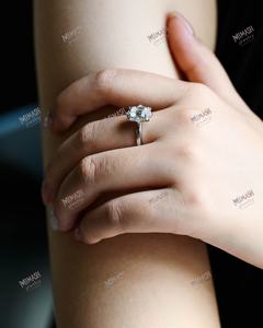 แหวนหมั้นเพชรโมอิส1CT มรกตสำหรับผู้หญิงพร้อมรัศมีลายเส้นแนววินเทจและการออกแบบสะพานที่สง่างาม - Product Image 4