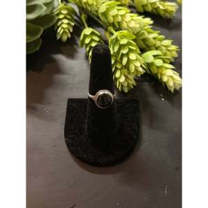 Anillo Navajo Hecho a Mano con Ónix y Plata de Ley 14K Chapada en Rodio, Talla 7.25, Anillo de Piedras Preciosas para Hombre, Engaste Invisible, Uso Diario - Product Image 1