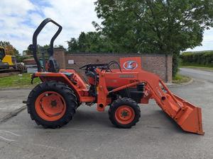 รถแทรกเตอร์ KUBOTA L3200 ขับเคลื่อน 4 ล้อ สีส้ม รถตักดิน รถแทรกเตอร์ขับเคลื่อน 4 ล้อ รถแทรกเตอร์ล้อยาง รถตักดินสำหรับงานเกษตร - Product Image 4