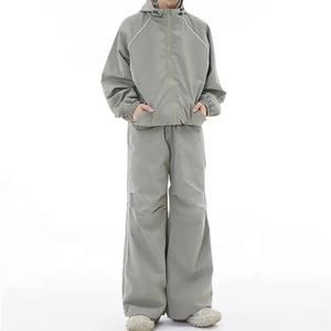 Conjunto de nailon de invierno de alta calidad para hombre con rayas rompevientos de primera calidad deportes al aire libre chándal con logotipo personalizado - Product Image 6