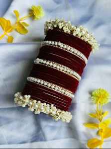 Conjunto de Brazaletes Tradicionales y Elegantes con Terciopelo, Pedrería Kundan, Imitación de Perlas, para Novias, Bodas y Ocasiones Especiales - Product Image 4