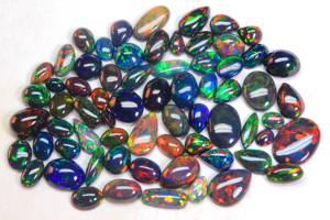 Véritable Opale Noire Ethiopienne Cabochon Mix Shape Glowing Rainbow Flashy Ethiopian Black Opal Gemstone au prix de gros - Product Image 2