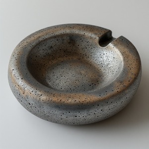 Cendrier en métal doré de luxe avec surface lisse et forme élégante pour la décoration de bureau et de salon haut de gamme - Product Image 2