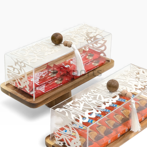 Plateau de service en acrylique avec cadre en bois et calligraphie métallique conçu pour la présentation classique de chocolat - Product Image 3