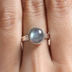 Bague en argent sterling 925 massif plaqué, labradorite naturelle ronde sertie en bélière de 7 mm, bijoux fins faits à la main pour femmes - Product Image 5