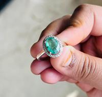 Bague cocktail minimaliste en argent sterling 925 plaqué rhodium avec émeraude naturelle et diamant taille brillant rond serti à griffes