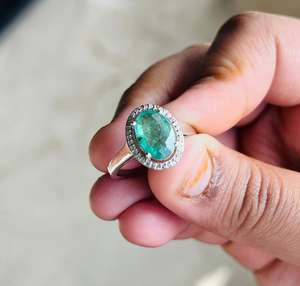 แหวนค็อกเทลเรียบง่าย ชุบโรเดียม ประดับมรกตธรรมชาติทรงกลมเจียระไนแบบบริลเลียนต์ ตัวเรือนเงินแท้ 925 - Product Image 4