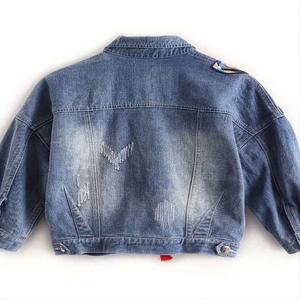 Chaqueta vaquera recortada para mujer con parches bordados de mariposa personalizados y decoración de borlas de brotes de flores Chaqueta vaquera de manga larga - Product Image 2