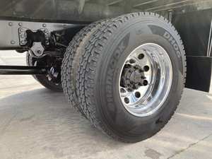 Camion plateau de 20 pieds M2 106 2024 d'occasion, très vendu - 350 CV, automatique, prêt à être expédié dans le monde entier - Product Image 6