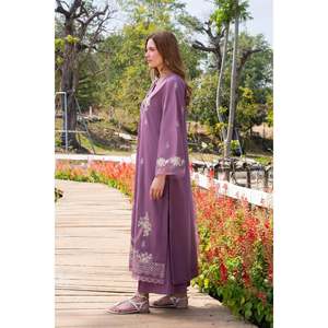 Chemise en tissu lawn brodée GARNET-3PC avec dupatta imprimé en mousseline et pantalon pour le printemps/été - BIC-4861 - Product Image 6