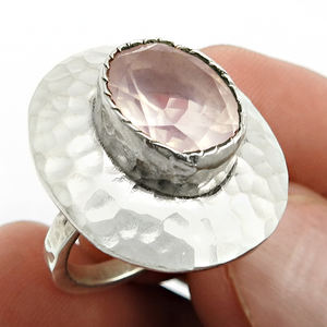 Anillo de compromiso martillado de piedras preciosas de cuarzo rosa Natural de Plata de Ley 925 de diseño impresionante para su exportador de joyería hecha a mano - Product Image 2