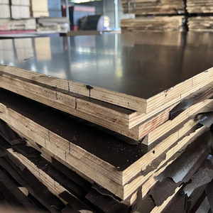 Contreplaqué à face filmée de 12mm et 18mm de fabrication vietnamienne mélamine brun E2 bouleau pour la construction extérieure et les décorations d'hôtel - Product Image 1