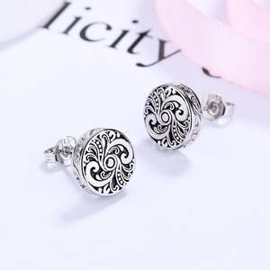 Orecchini a perno artigianali vintage in argento sterling con zirconi a diamante e perle incastonate a castone, stile religioso, per matrimoni, fidanzamenti e feste - Product Image 4