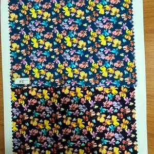 Impresiones digitales florales y de hojas coloridas de alta calidad sobre tela de viscosa gruesa de 44 pulgadas de ancho, listas para envío inmediato. - Product Image 5