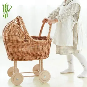 婴儿摇篮，带把手和轮子，材料自然