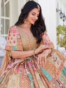 ชุดแต่งงานผ้าชินันผ้าไหมปักลายซาริทำงานผู้ผลิต lehenga choli จาก surat ในอัตราที่ต่ำที่สุด - Product Image 4