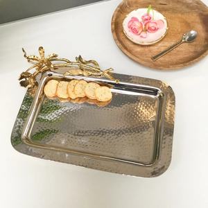 ถาดเสิร์ฟโลหะเคลือบทองเหลืองสไตล์วิหารแบบดั้งเดิมและเป็นที่นิยมสำหรับพิธีทางศาสนา Pooja Thali และการตกแต่งทางวัฒนธรรม - Product Image 1