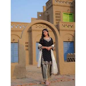 Salwar Kameez de Terciopelo Moderno de Calidad Superior con Bordado Zari, Encaje Calado y Dupatta para Damas, Ideal para Fiestas/Bodas o Uso Casual - Product Image 3