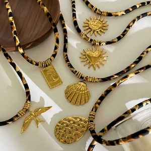 Collar con Colgante de Sol de Alta Gama al por Mayor, Cadena Personalizada para Clavícula - Product Image 2