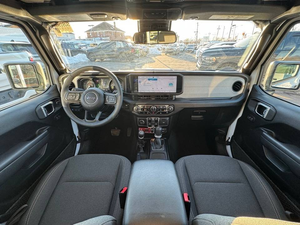 Jeep Wrangler 4xe Sahara 2024 Usado - Excelente Estado, Volante a la Izquierda, Asientos de Cuero, Cámara Trasera, Emisión Euro IV, Faros de Xenón - Product Image 6