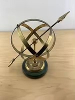 Globe Art Déco artisanal en laiton antique pour décoration suspendue ou sur table, pièce d'exposition élégante pour la maison et le bureau, idéal pour Diwali et les mariages