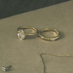 Anillo de compromiso solitario de moissanita de corte trillón flotante de lujo con halo oculto brillante de oro amarillo radiante de primera calidad - Product Image 4