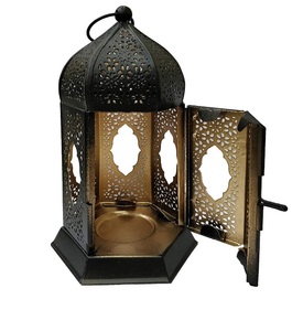 Lanterne en métal personnalisée de couleur et design Lanterne en métal personnalisée de couleur noire décorative à la main de jardin domestique Meilleur prix de vente de lanterne en métal personnalisée - Product Image 1