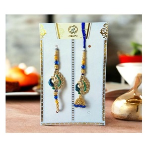 Rakhi de calidad de lujo con piedras de borlas Producto adicional de estilo moderno para parejas casadas Venta al por mayor disponible para tiendas de regalos - Product Image 1