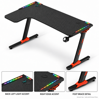 Bureau de jeu avec plateau noir incurvé et repose-pieds orange