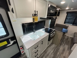 Camping-car motorisé d'occasion 2026 Jayco Jay Flight SLX 210QB - Product Image 3