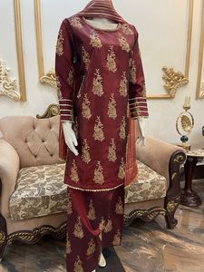 Nuevo trabajo hecho a mano de seda cruda pura de Ssumaira e impreso recto con hermosa Farshi Shalwar y Organza Dupatta en increíbles 2 colores - Product Image 5