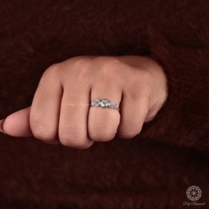 Anillo de boda de diamante cultivado en laboratorio de oro de 14 quilates: Anillo apilable con bisel de cinco piedras - Product Image 3