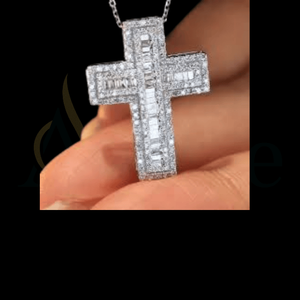 Pendentifs en forme de baguette et de croix de taille ronde avec des diamants cultivés en laboratoire, avec clarté VVS - Product Image 1