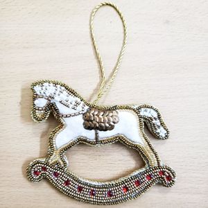 Ornement de renne blanc avec perles et broderie, à suspendre à l'arbre de Noël, avec ruban rouge et accents dorés pour la décoration de Noël - Product Image 6