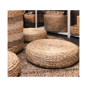 Otomana de jacinto de agua natural con cojín artesanal: decoración perfecta para el salón - Product Image 1