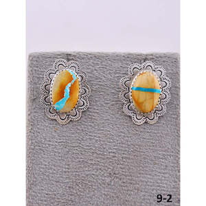 Boucles d'oreilles pendantes artisanales en turquoise de Royston et argent sterling, serties d'une fleur en forme de ruban - Product Image 2