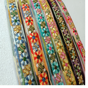 Lacets de travail de fil brodé sur mesure en six options colorées dans la broderie de paillettes en 1 pouce de largeur à des fins de revente. - Product Image 6