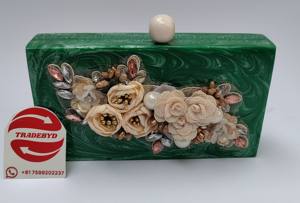 Mini pochette en résine avec poignée en perle Embellissement de chaîne de fleurs Décoration de sangles prêtes pour les mariages Événements à domicile de l'Inde - Product Image 5