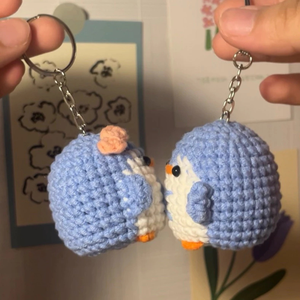 LLavero de pingüino bebé personalizable, llavero de punto de mini pingüino de ganchillo en tu propio color, estilo Animal de dibujos animados de Vietnam - Product Image 3