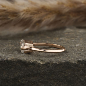 East West Emerald Cut Lab Grown Diamond Solitaire Setting Anillo de compromiso Lujoso anillo de bodas de oro sólido de 14K para mujer - Product Image 4